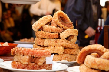 Piatto di torreznos (pancetta) durante la festa per la macellazione del maiale del Burgo de Osma