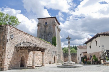 Mauerturm Fernán González in Covarrubias (Burgos, Kastilien-León)