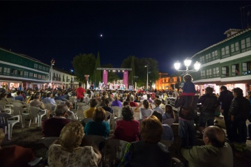 アルマグロの演劇祭マヨール広場での上演風景