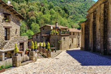 Steinhäuser im Dorf Beget, Girona