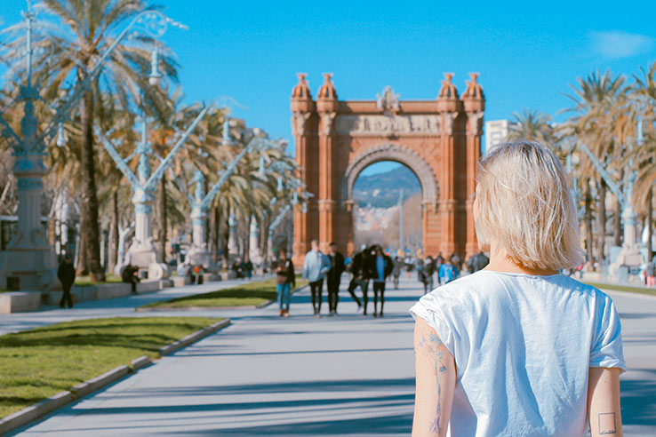 Tourist am Triumphbogen von Barcelona Tourist am Triumphbogen von Barcelona