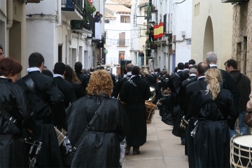 Gra na bębnach podczas obchodów Wielkiego Tygodnia w Albalate del Arzobispo (Teruel, Aragonia)