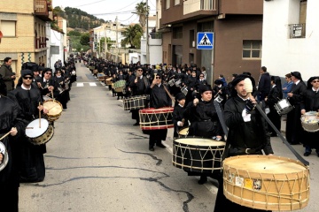 Procesión con tambores en la Semana Santa de Híjar, en Teruel (Aragón)