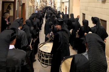 Processione con tamburi durante la Settimana Santa di Híjar, a Teruel (Aragona)