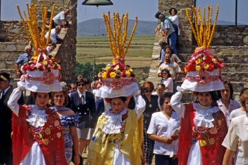 Des femmes revêtues de costumes de Móndidas lors de la fête de San Pedro de Manrique (province de Soria, Castille-et-León)