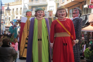 Desfile de gigantes e cabeçudos na festa de Las Mondas, em Talavera de la Reina (Toledo, Castela-La Mancha)
