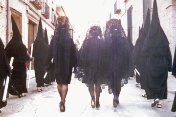 Des femmes portant la traditionnelle mantille durant une procession de la semaine sainte d’Ocaña