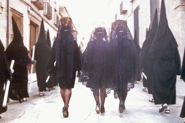 Mujeres vistiendo la tradicional mantilla durante una procesión de la Semana Santa de Ocaña