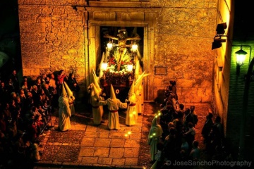 オカーニャの聖週間にて、マドレス・カルメリータス教会を出発する「殉教者の王キリスト（クリスト・レイ・デ・ロス・マルティレス）」の神輿