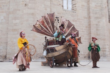 Street performances in Tortosa (Tarragona, Catalonia) during the Renaissance Festival