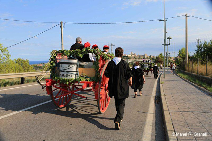 Parte de la comitiva de los Portants de l’Aigua de Sant Magí, portadores del agua bendecida. Fiestas de Sant Magí, en Tarragona (Cataluña) Parte de la comitiva de los Portants de l’Aigua de Sant Magí, portadores del agua bendecida. Fiestas de Sant Magí, en Tarragona (Cataluña)