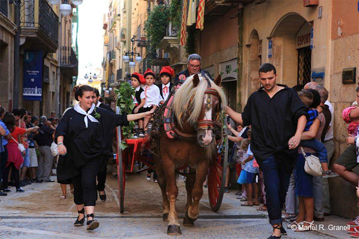 Parte de la comitiva de los Portants de l’Aigua de Sant Magí, portadores del agua bendecida. Fiestas de Sant Magí, en Tarragona (Cataluña) Parte de la comitiva de los Portants de l’Aigua de Sant Magí, portadores del agua bendecida. Fiestas de Sant Magí, en Tarragona (Cataluña)