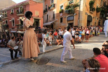 Desfile de gigantes e cabeçudos nas festas de Sant Magí, em Tarragona (Catalunha)