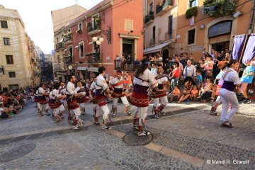 Música y danzas populares en las fiestas de Sant Magí, en Tarragona (Cataluña)