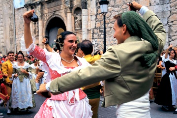  Tańce regionalne podczas święta ku czci Mare de Déu de la Salut w Algemesí (Walencja)