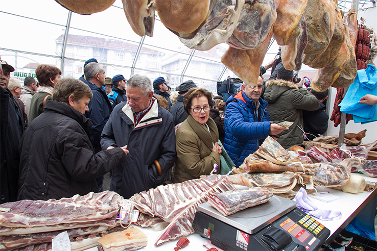 Banco di vendita di carne nella “Carpa do Cocido” della Feira do Cocido di Lalín (Pontevedra, Galizia) Banco di vendita di carne nella “Carpa do Cocido” della Feira do Cocido di Lalín (Pontevedra, Galizia)