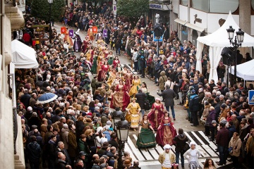 Umzug der Karossen, Blaskapellen und Ensembles auf dem Cocido-Fest in Lalín (Pontevedra, Galicien)