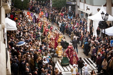 Parada karoc i zespołów muzycznych na festynie Feira do Cocido w Lalín (Pontevedra, Galicja)