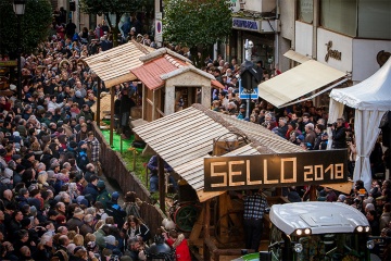 Parada karoc i zespołów muzycznych na festynie Feira do Cocido w Lalín (Pontevedra, Galicja)