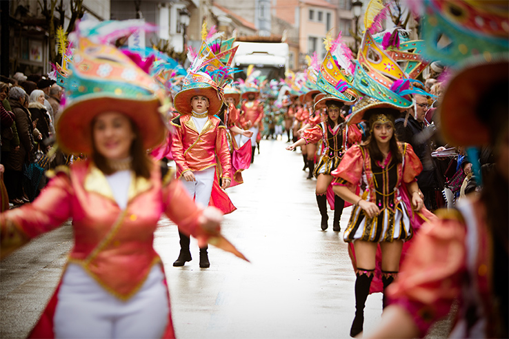 Sfilata di carri, bande musicali e maschere alla Feira do Cocido di Lalín (Pontevedra, Galizia) Sfilata di carri, bande musicali e maschere alla Feira do Cocido di Lalín (Pontevedra, Galizia)