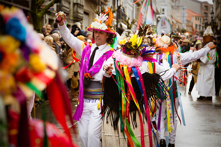 Sfilata di carri, bande musicali e maschere alla Feira do Cocido di Lalín (Pontevedra, Galizia) Sfilata di carri, bande musicali e maschere alla Feira do Cocido di Lalín (Pontevedra, Galizia)