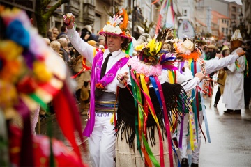 ラリン（ガリシア州ポンテベドラ県）のコシード祭での山車、チャランガ、コンパルサのパレード