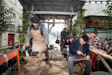 ラリン（ガリシア州ポンテベドラ県）のコシード祭での山車、チャランガ、コンパルサのパレード