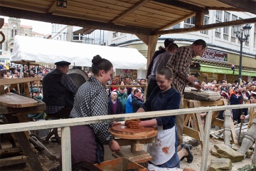 Umzug der Karossen, Blaskapellen und Ensembles auf dem Cocido-Fest in Lalín (Pontevedra, Galicien)