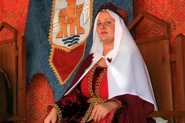Una mujer vestida con ropa medieval en la Festa da Istoria de Ribadavia (Ourense, Galicia)