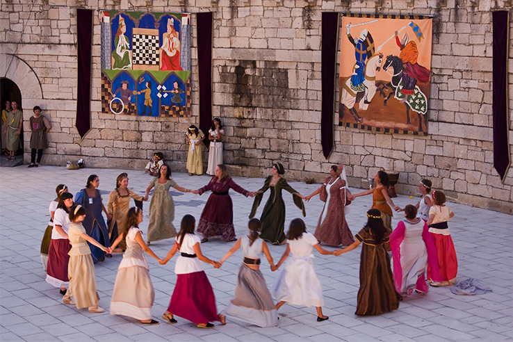 Mittelalterliche Tänze auf dem Fest »Festa da Istoria« in Ribadavia (Ourense, Galicien) Mittelalterliche Tänze auf dem Fest »Festa da Istoria« in Ribadavia (Ourense, Galicien)