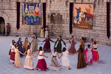 Mittelalterliche Tänze auf dem Fest »Festa da Istoria« in Ribadavia (Ourense, Galicien)