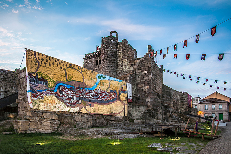 Die Straßen von Ribadavia (Ourense, Galicien) schmücken sich für das Fest »Festa da Istoria« Die Straßen von Ribadavia (Ourense, Galicien) schmücken sich für das Fest »Festa da Istoria«