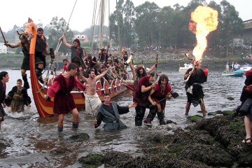 ポンテベドラ（ガリシア州） カトイラのバイキングの巡礼祭での海賊船