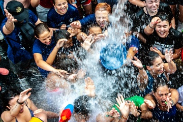 Das Wasserfest beim San Roque-Patronatsfest in Vilagarcía de Arousa (Pontevedra, Galicien)