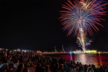 Espectáculo pirotécnico del Combate Naval de las Fiestas San Roque en Vilagarcía de Arousa (Pontevedra, Galicia)