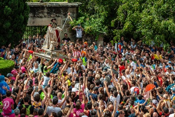 The procession known as El Traslado del Santo (moving the Saint) at the fiesta of San Roque in Vilagarcía de Arousa (Pontevedra, Galicia)