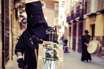 Preparación antes de la Noche de los Tambores en Mula, Murcia