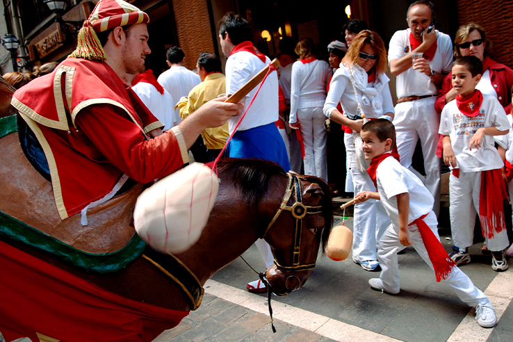 Corredores em encierro corrida de touros em pamplona espanha corrida de  touros em pamplona festival tradicional de san fermin onde os participantes  correm à frente dos touros pelas ruas até a praça