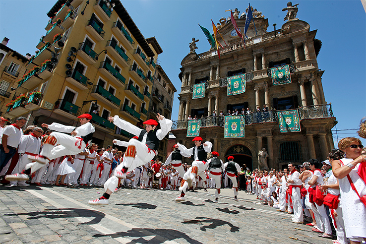 Corredores em encierro corrida de touros em pamplona espanha corrida de  touros em pamplona festival tradicional de san fermin onde os participantes  correm à frente dos touros pelas ruas até a praça