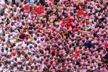 たくさんの人々がパンプローナ（ナバラ州） サン・フェルミン祭の開会宣言「チュニパソ」に集まる