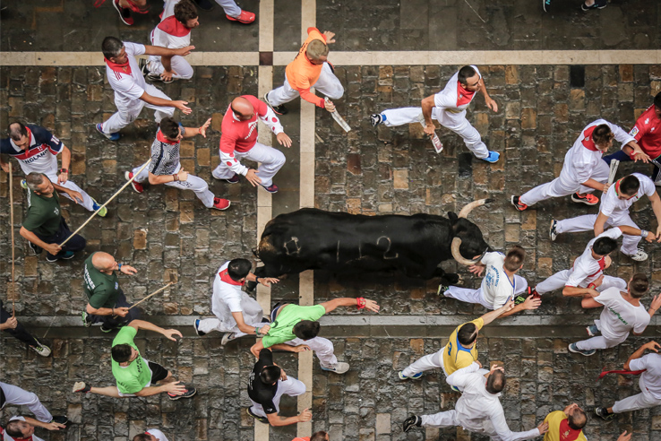 Corredores em encierro corrida de touros em pamplona espanha corrida de  touros em pamplona festival tradicional de san fermin onde os participantes  correm à frente dos touros pelas ruas até a praça