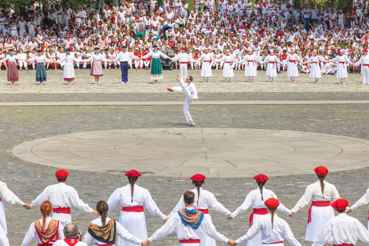 Corredores em encierro corrida de touros em pamplona espanha corrida de  touros em pamplona festival tradicional de san fermin onde os participantes  correm à frente dos touros pelas ruas até a praça