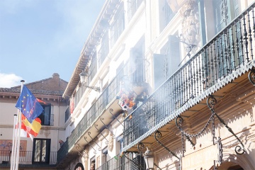 Proceso de la quema del Volatín, un muñeco de madera y trapo al que se le coloca un puro-petardo en la boca