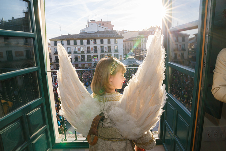 Una niña protagoniza la “Bajada del Ángel”, en la que se descuelga hasta la imagen de la Virgen y le retira el pañuelo negro que lleva en la cabeza en señal de luto Una niña protagoniza la “Bajada del Ángel”, en la que se descuelga hasta la imagen de la Virgen y le retira el pañuelo negro que lleva en la cabeza en señal de luto