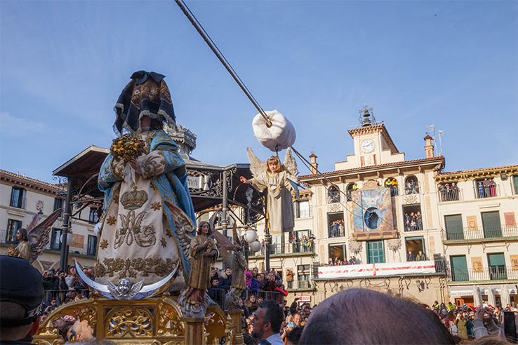Una niña protagoniza la “Bajada del Ángel”, en la que se descuelga hasta la imagen de la Virgen y le retira el pañuelo negro que lleva en la cabeza en señal de luto Una niña protagoniza la “Bajada del Ángel”, en la que se descuelga hasta la imagen de la Virgen y le retira el pañuelo negro que lleva en la cabeza en señal de luto