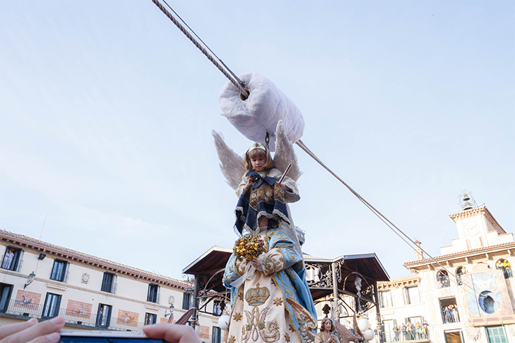 Una niña protagoniza la “Bajada del Ángel”, en la que se descuelga hasta la imagen de la Virgen y le retira el pañuelo negro que lleva en la cabeza en señal de luto Una niña protagoniza la “Bajada del Ángel”, en la que se descuelga hasta la imagen de la Virgen y le retira el pañuelo negro que lleva en la cabeza en señal de luto
