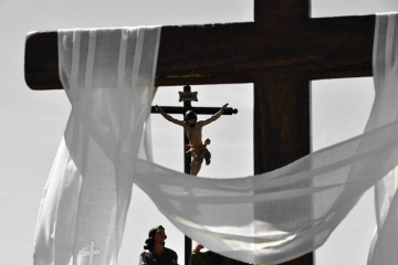サン・ビセンテ・デ・ラ・ソンシエラ（ラ・リオハ州）の聖週間での「ピカオス」の十字架の道行き
