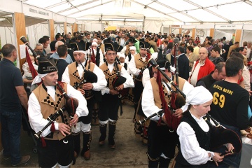 Dudelsackspieler auf dem Neunaugenfest in Arbo (Pontevedra, Galicien)