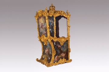 バルバラ・デ・ブラガンサ王妃の輿（こし）。18世紀中盤。コッラード・ジアキント（1703-1766）。金箔と彩色を施した木彫り。220x87x102cm。