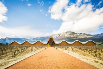 Vista de la bodega Ysios en Laguardia, Álava (País Vasco)